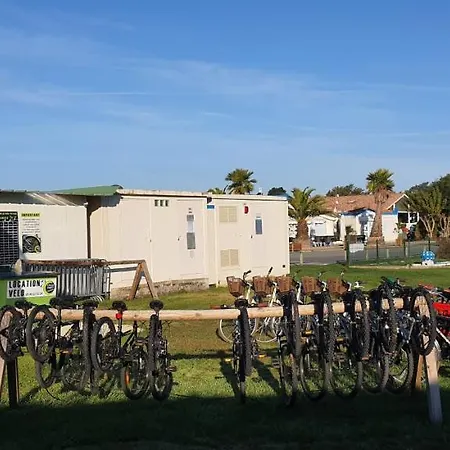 Holiday home Mobilhome 2ch Climatise-terrasse Fermee-4 Velos-camping 4 Etoiles Les Charmettes *