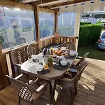 Mobilhome 2ch Recent Et Climatise-terrasse Fermee-jardin Sans Vis A Vis-camping 4 Etoiles Les Charmettes Holiday home *