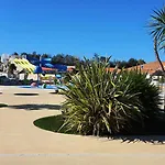 Holiday home Mobilhome 2ch Recent Et Climatise-terrasse Fermee-jardin Sans Vis A Vis-camping 4 Etoiles Les Charmettes *
