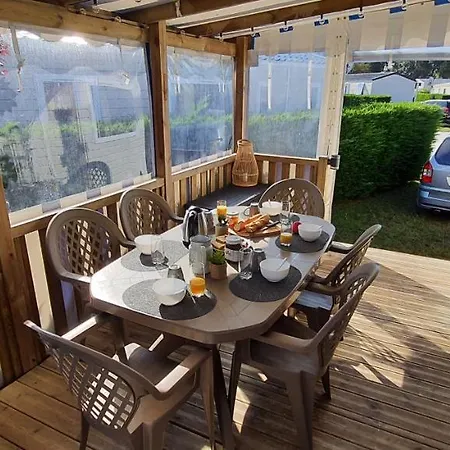 Mobilhome 2ch Climatisé-terrasse Fermée-4 Vélos-camping 4 étoiles Les Charmettes Сasa de vacaciones *