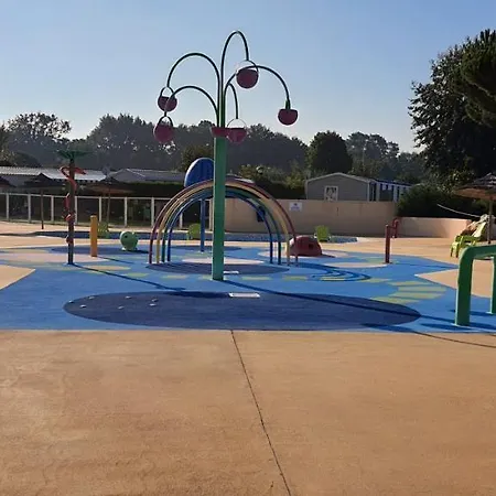 Hébergement de vacances Mobilhome 2ch Climatisé-terrasse Fermée-4 Vélos-camping 4 étoiles Les Charmettes *